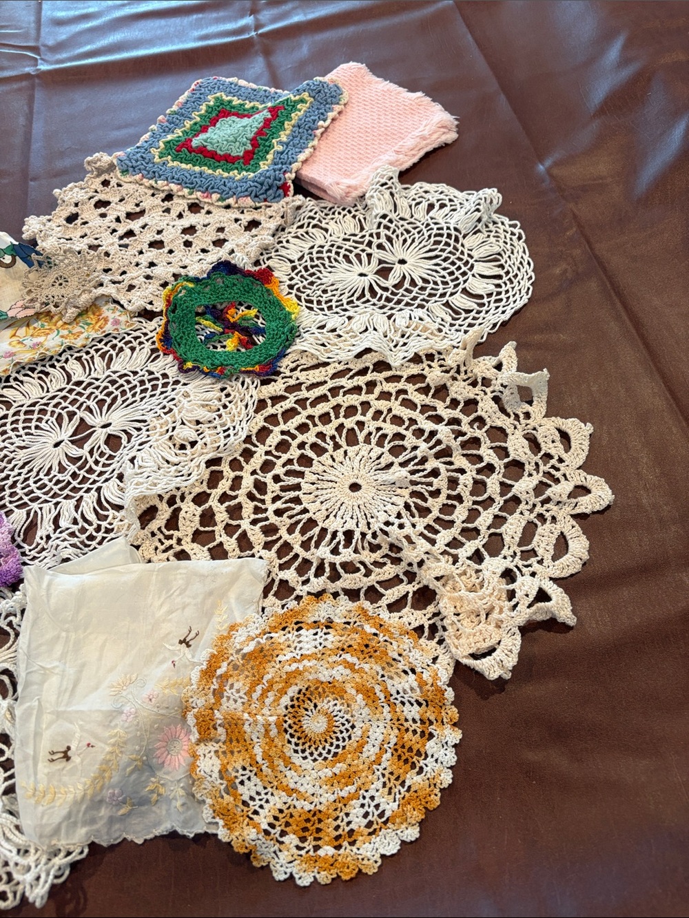 Lot of vintage doilies and linens - Picture 5 of 5